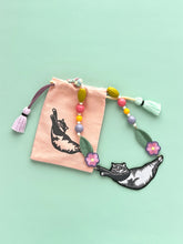 画像をギャラリービューアに読み込む, 伸びをするネコ・ロイの首飾り｜maltamarie（マルタマリエ）
