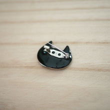画像をギャラリービューアに読み込む, ごきげんな猫のちいさなブローチ　くろ｜Little Plum（リトルプラム）
