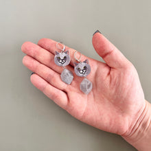 画像をギャラリービューアに読み込む, 穏やかに微笑むネコ・uaの耳飾り｜maltamarie（マルタマリエ）
