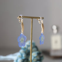 画像をギャラリービューアに読み込む, 本物のネモフィラとメタルリーフのピアス／イヤリング｜FT2 works（エフティーツーワークス）
