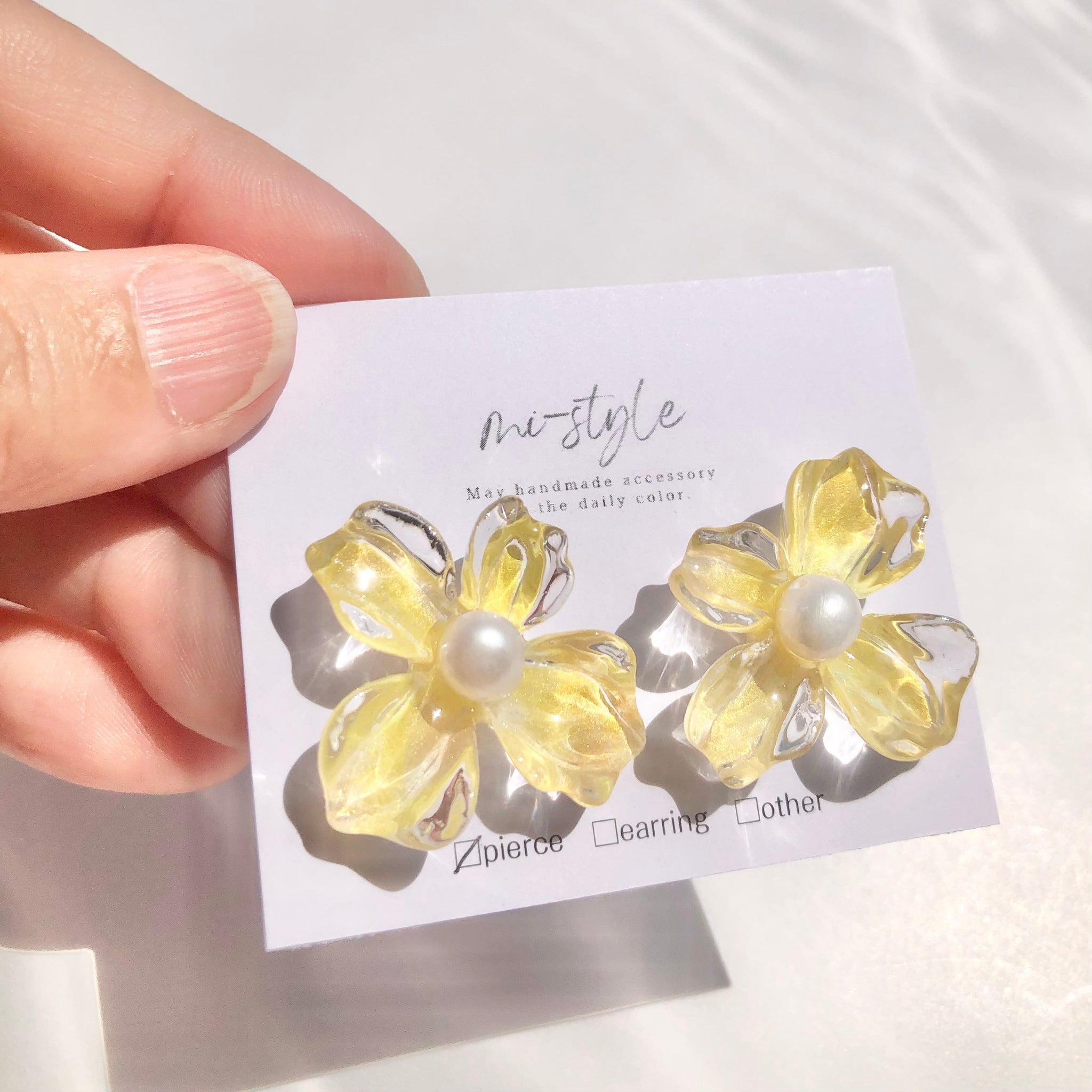期間限定価格商品 水彩FlowerArtイエローピアス/イヤリング｜mi-style（ミー ピアス