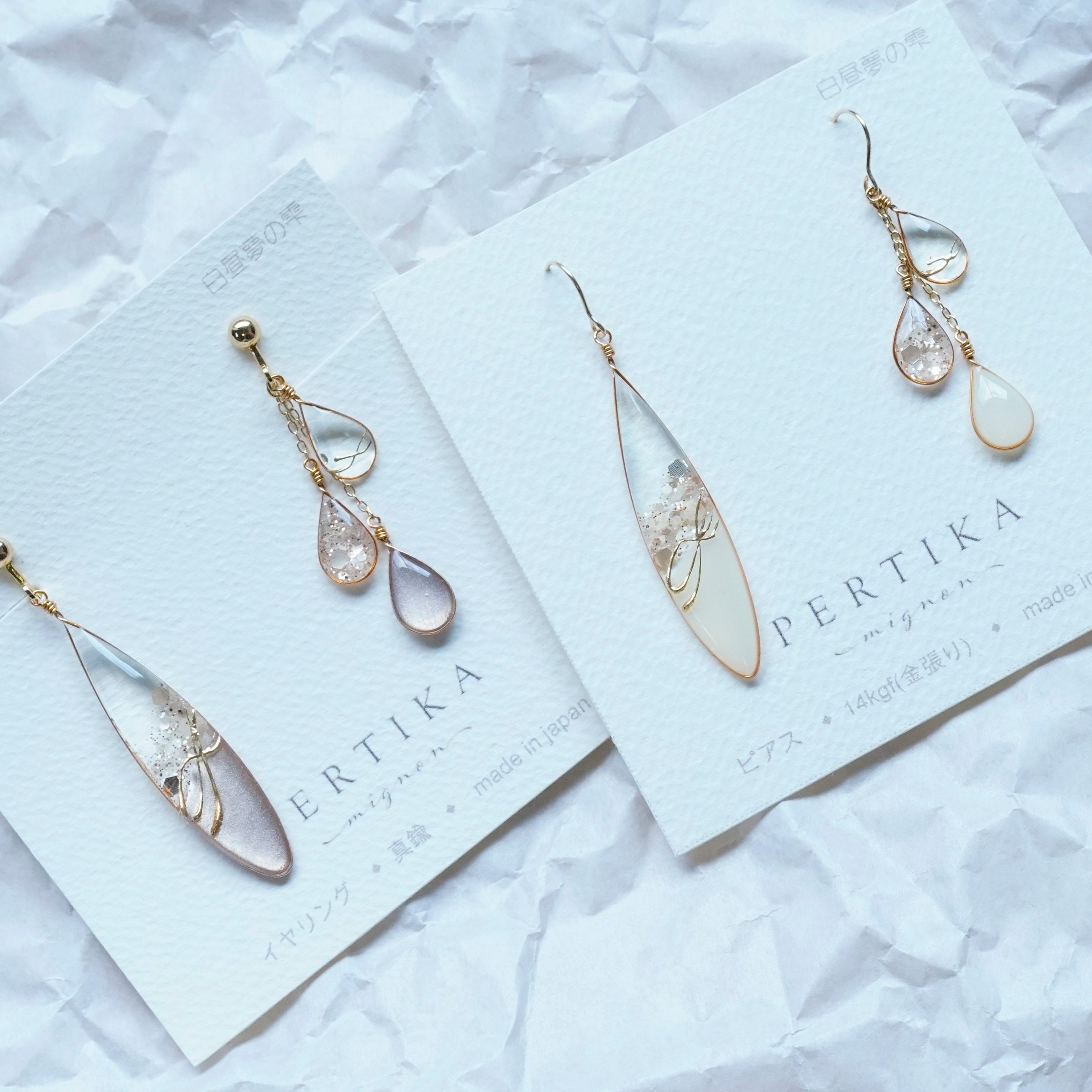 白昼夢の雫｜ピアス｜イヤリング｜ホワイト｜ベージュ｜アシンメトリー｜PERTIKAmignon（ペルチカミニョン）