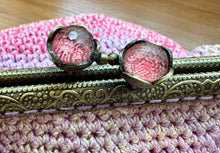 画像をギャラリービューアに読み込む, グラデーションピンクポーチ　ガーベラ付き｜M'S  CROCHET（エムズクロシェット）
