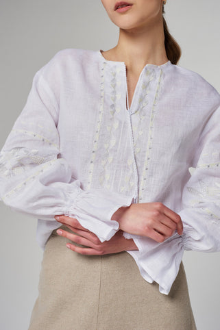 Ukrainian Embroidery Wear ”Mavka” 刺繡入りブラウス・優しい白｜Ukrainian Embroidery Wear ”Mavka”（ウクライナシシュウノアパレル　マウカ）