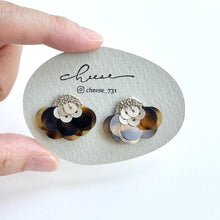 画像をギャラリービューアに読み込む, 刺繍ピアス／イヤリング　「踊り子」べっこう｜cheese（チーズ）

