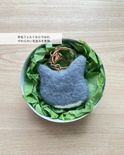 画像をギャラリービューアに読み込む, 羊毛フェルトの存在感ある猫ストラップ M（グレー）｜たろじろ
