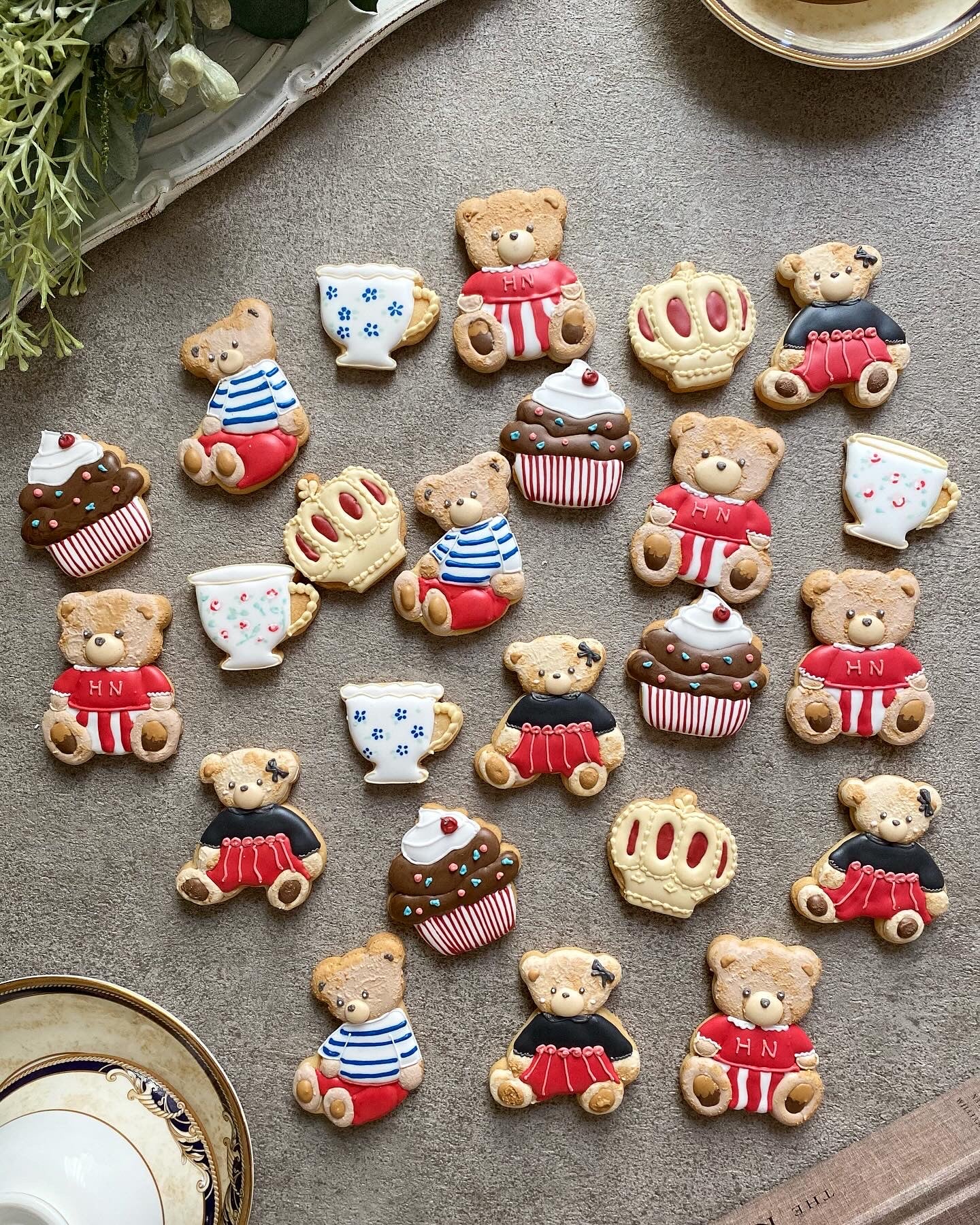 アンティークくまさんアイシングクッキー｜sumirecookies（スミレ