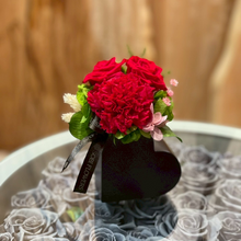 画像をギャラリービューアに読み込む, ノワール　レッド　カーネーション｜GINZA SOBI FLOWERS（ギンザ　ソビ　フラワーズ）
