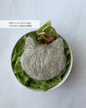画像をギャラリービューアに読み込む, 存在感ある大きめ猫ストラップ（Lサイズ）｜手作り羊毛フェルト（グレー）ラグドール｜たろじろ
