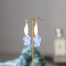 画像をギャラリービューアに読み込む, 本物のネモフィラとメタルリーフのピアス／イヤリング｜FT2 works（エフティーツーワークス）
