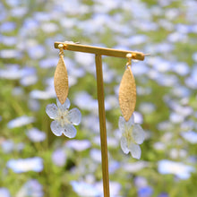 画像をギャラリービューアに読み込む, 本物のネモフィラとメタルリーフのピアス／イヤリング｜FT2 works（エフティーツーワークス）
