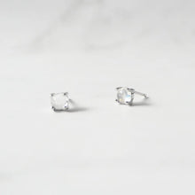 画像をギャラリービューアに読み込む, ムーンストーン スタッドピアス（シルバー925／ロジウムプレーティング）｜SMUK（スムーク）

