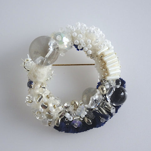 hanmmmo コロニーリースブローチ//ミッドナイトブルー｜hanmmmo（ハンモ）