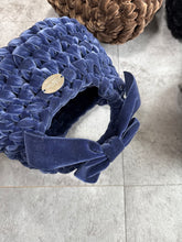 画像をギャラリービューアに読み込む, triangle velvet ribbon bag small｜GONGON.crochet（ゴンゴンクロシェ）
