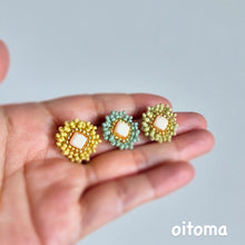 画像をギャラリービューアに読み込む, ３つのお花ふりふりビーズ刺繍ピアスセット｜oitoma （オイトマ）
