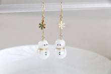 画像をギャラリービューアに読み込む, 雪だるまと雪の結晶の揺れるピアス・イヤリング　Snowman｜Lab407（ラボヨンマルナナ）
