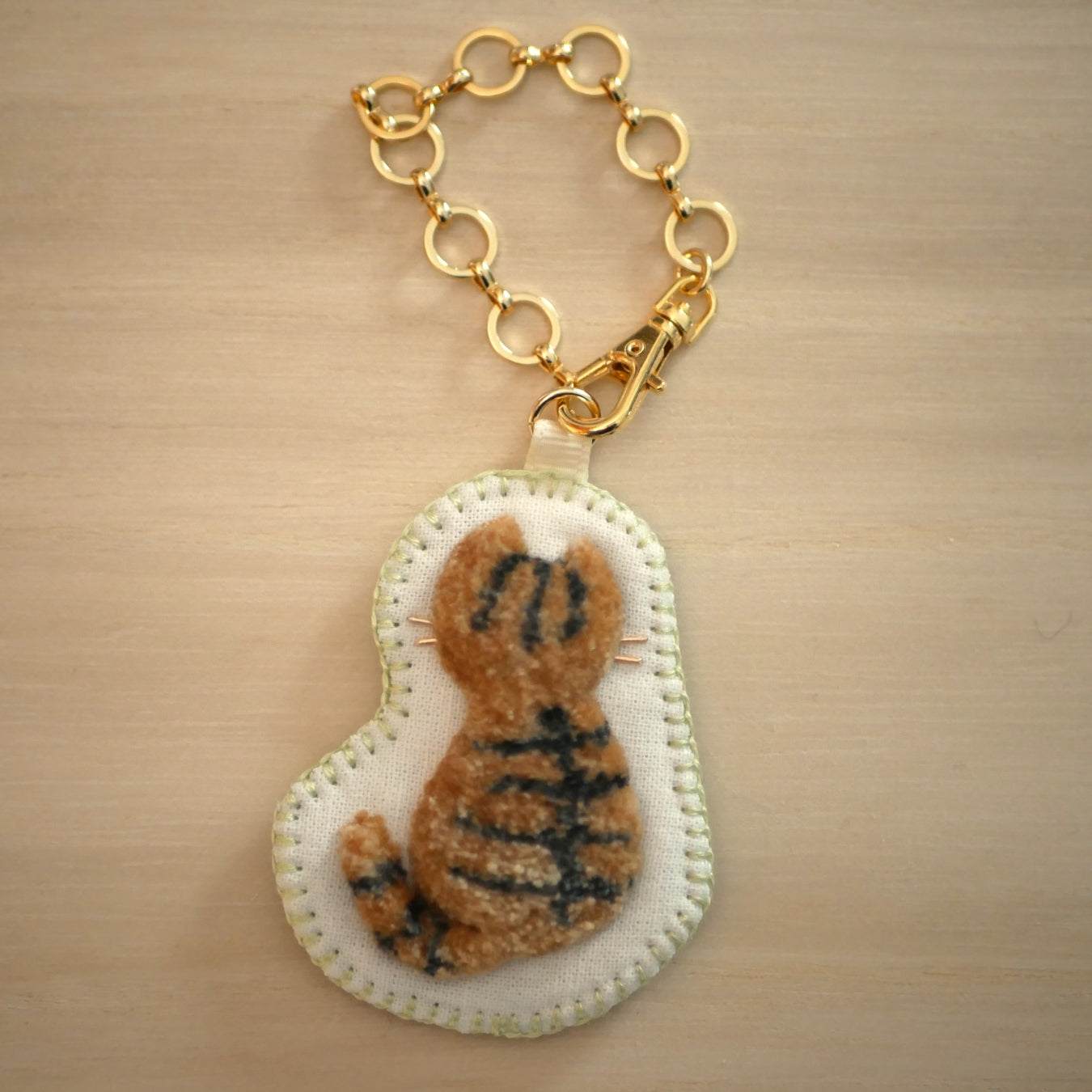 和み猫のバッグチャーム　うしろ姿　とら｜Little Plum（リトルプラム）