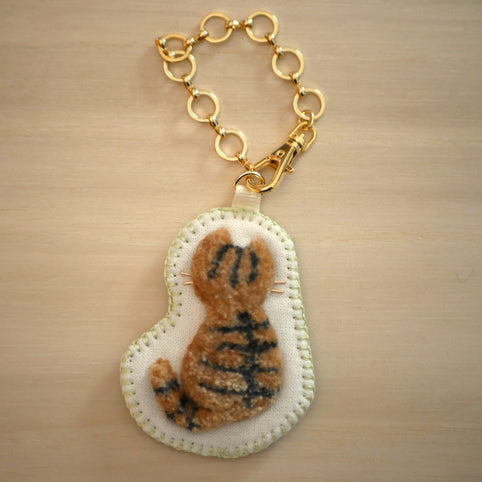 Little Plum 和み猫のバッグチャーム　うしろ姿　とら｜Little Plum（リトルプラム）