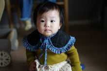 画像をギャラリービューアに読み込む, quilted frill collar (black quilt×blue liberty print)｜RonRon baby &amp; mom（ロンロンベビーアンドマム）
