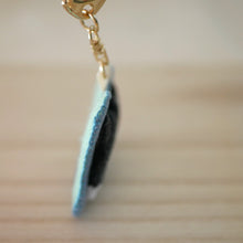 画像をギャラリービューアに読み込む, 和み猫のキーホルダー　はちわれ　まるのび｜Little Plum（リトルプラム）
