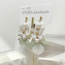 画像をギャラリービューアに読み込む, 小さなお花と花びらピアス/イヤリング(グリーン)｜OTOHA handmade（オトハ　ハンドメイド）
