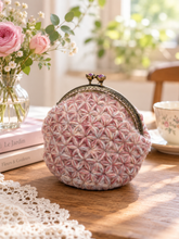 画像をギャラリービューアに読み込む, ニュアンスピンクのリフ編みがま口ポーチ｜M'S  CROCHET（エムズクロシェット）
