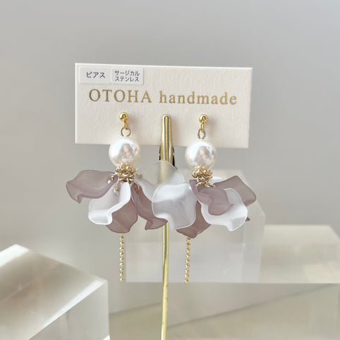 OTOHA handmade 花びらとパールピアス/イヤリング(グレー)｜OTOHA handmade（オトハ　ハンドメイド）