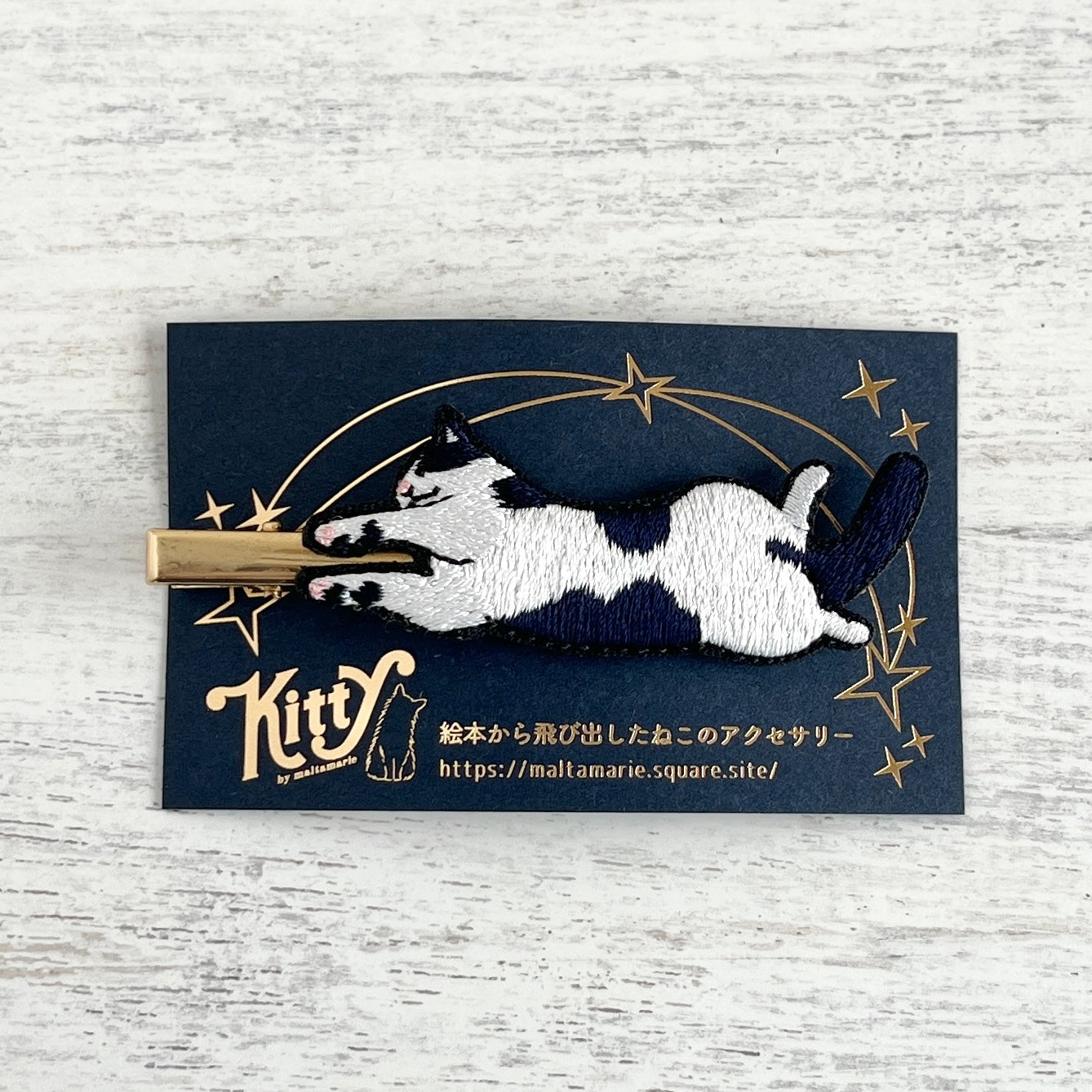 へそ天で眠るネコ・ぐりの髪飾り｜maltamarie（マルタマリエ）