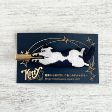 画像をギャラリービューアに読み込む, へそ天で眠るネコ・ぐりの髪飾り｜maltamarie（マルタマリエ）
