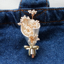 画像をギャラリービューアに読み込む, ビーズの花束ブローチ　=レースフラワーのブーケ= | 普段使いからフォーマルまで◎| 卒業式や入学式のコサージュとして | バッグチャームとしても | 誕生日 | 記念日 | お祝い | お礼 | 先輩へ | 母の日 | 敬老の日 | ｜Des Ailes（デゼル）
