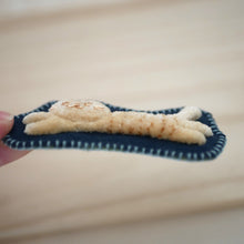 画像をギャラリービューアに読み込む, 和み猫のキーホルダー　茶とら　ながのび｜Little Plum（リトルプラム）
