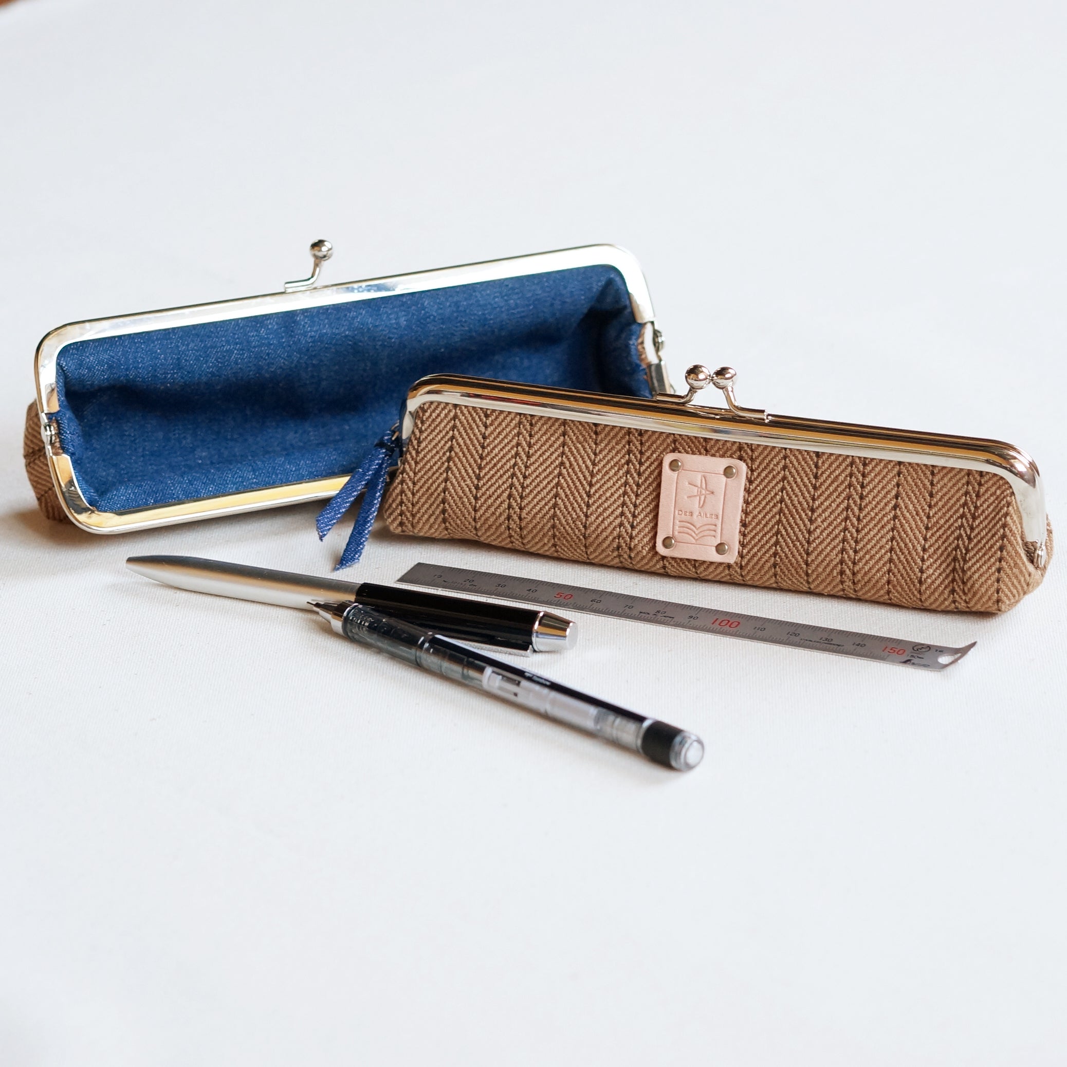 遠州織物 コンパクト がま口ペンケース（ヘリンボーン）| 片手でワンタッチ開閉 |大容量 | 誕生日 | 敬老の日 | クリスマスプレゼント | バレンタイン | お餞別など | 男性 | メンズ｜Des Ailes（デゼル）