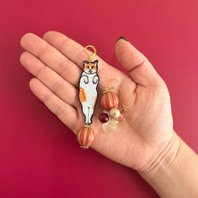 画像をギャラリービューアに読み込む, 玉乗りするネコ・ボブの耳飾り｜maltamarie（マルタマリエ）
