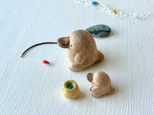 画像をギャラリービューアに読み込む, 釣り好きカモノハシさん親子｜手ノヒラ堂（テノヒラドウ）
