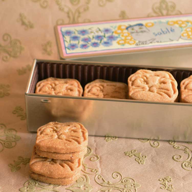 さりげないギフトに。気分が上がるおしゃれで個性的なクッキー缶特集