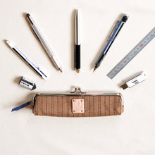 画像をギャラリービューアに読み込む, 遠州織物 コンパクト がま口ペンケース（ヘリンボーン）| 片手でワンタッチ開閉 |大容量 | 誕生日 | 敬老の日 | クリスマスプレゼント | バレンタイン | お餞別など | 男性 | メンズ｜Des Ailes（デゼル）
