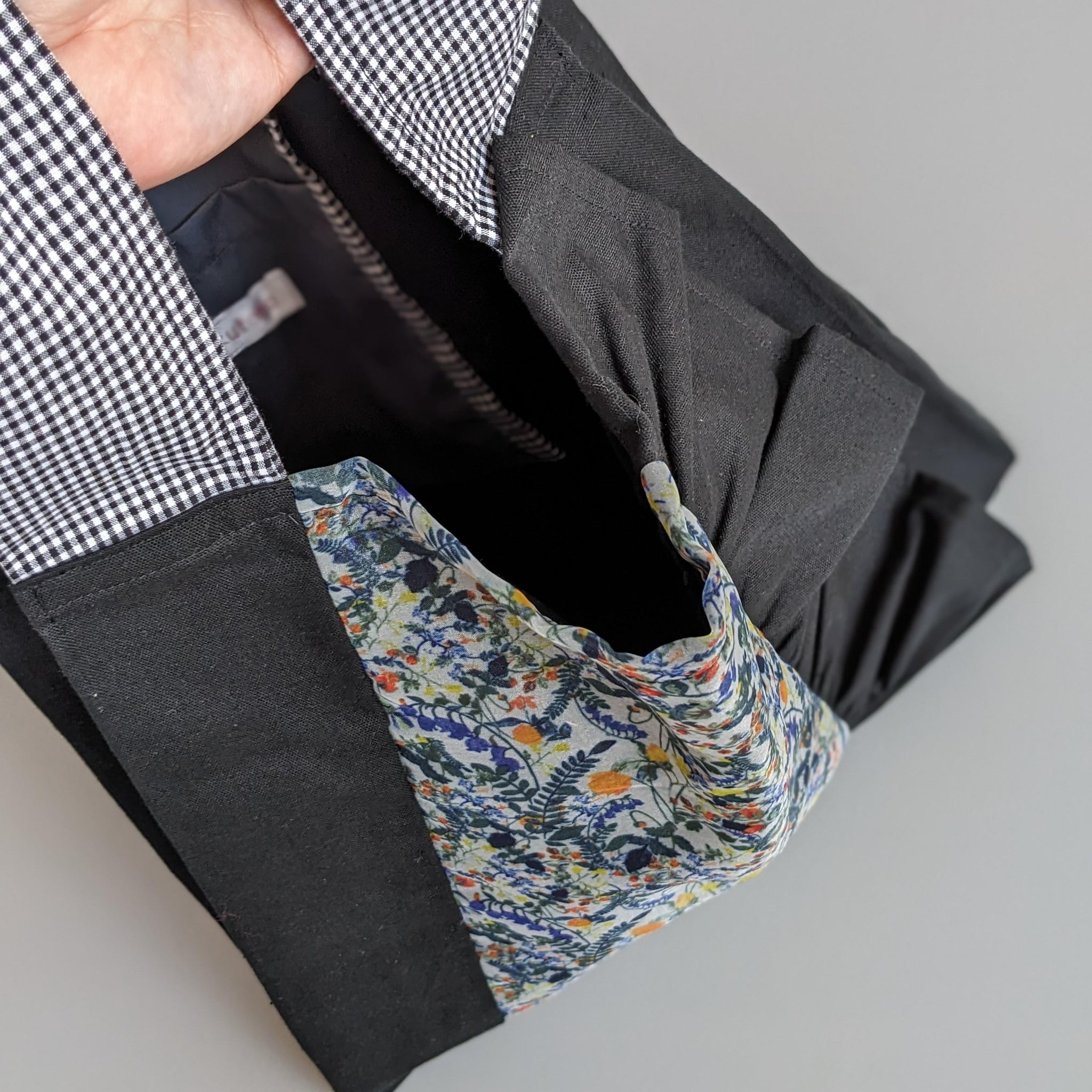 オーガンジーが可愛い手持ちタイプのアシメフリルバッグ