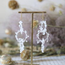 画像をギャラリービューアに読み込む, crown of baby&#39;s breath -mini triple- (white/gold)（ピアス/イヤリング）｜FT2 works（エフティーツーワークス）｜FT2 works（エフティーツーワークス）｜FT2 works（エフティーツーワークス）
