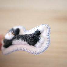 画像をギャラリービューアに読み込む, 和み猫のキーホルダー　はちわれ　ながのび｜Little Plum（リトルプラム）
