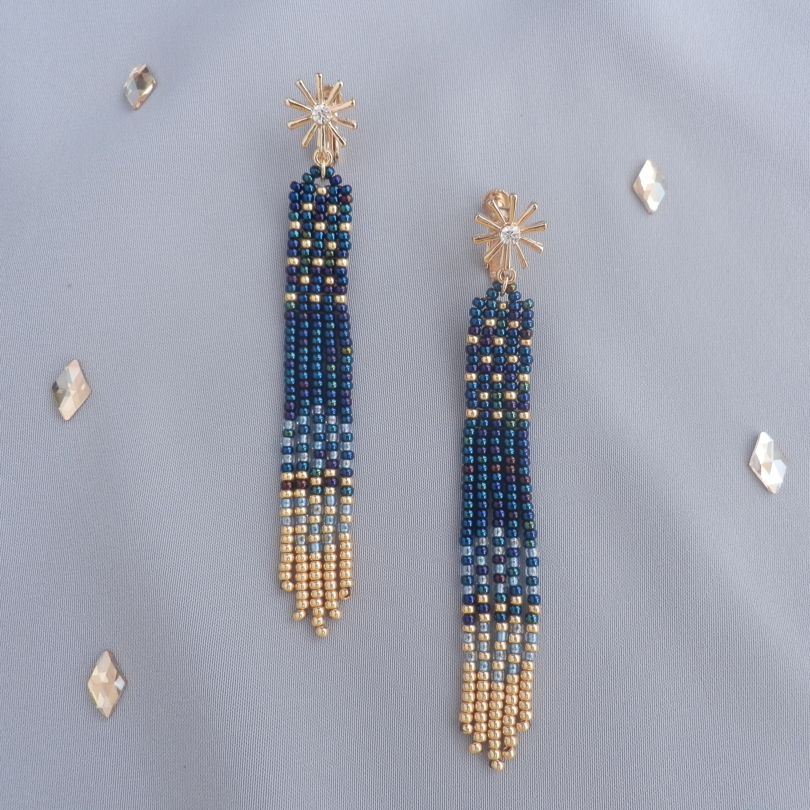 ミッドナイトブルー　夜空の一番星　ビーズフリンジイヤリング｜Ahki Beadwork（アーキービーズワーク）