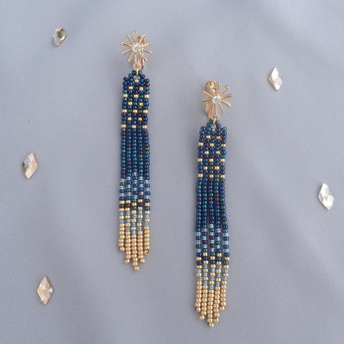 Ahki Beadwork ミッドナイトブルー　夜空の一番星　ビーズフリンジイヤリング｜Ahki Beadwork（アーキービーズワーク）