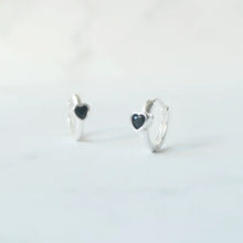 画像をギャラリービューアに読み込む, オニキス ハートハギーピアス（シルバー925）｜SMUK（スムーク）
