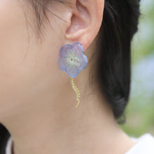 画像をギャラリービューアに読み込む, 本物のネモフィラとペリドットの揺れるピアス／イヤリング｜FT2 works（エフティーツーワークス）
