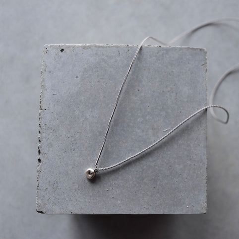 YEAH.JAPAN ワンポイントカレンシルバー　シルクコードネックレス｜YEAH.JAPAN（イエアジャパン）