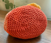 画像をギャラリービューアに読み込む, ラメ入りオレンジポーチ　パンジー付き｜M'S  CROCHET（エムズクロシェット）
