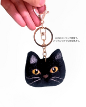 画像をギャラリービューアに読み込む, 存在感ある大きめ黒猫ストラップ（Lサイズ）｜手作り羊毛フェルト（黒）くろねこ｜たろじろ
