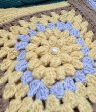 画像をギャラリービューアに読み込む, 秋冬らしさを楽しむレジ袋型お花モチーフバッグ｜M&#39;S  CROCHET（エムズクロシェット）
