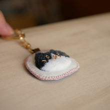 画像をギャラリービューアに読み込む, 和み猫のキーホルダー　ハチワレの顔｜Little Plum（リトルプラム）
