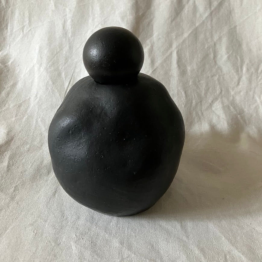  黒色陶器の浮彫り花瓶 黒い蓋つき花瓶｜とうげい hanaga（トウゲイ ハナガ） – CHOOSEBASE