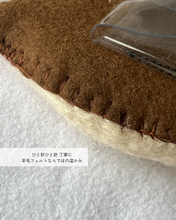 画像をギャラリービューアに読み込む, 羊毛フェルトのふわふわ白ネコパスケース｜たろじろ
